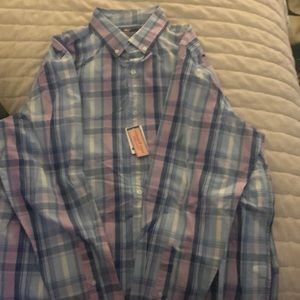 Men’s vineyard vines collared shirt in great condition.